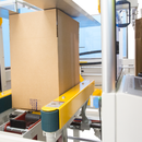 Formadora automática de cajas con selladora de cinta inferior