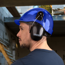 Casco de seguridad tipo cachucha con orejeras montables