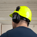 Casco de seguridad tipo cachucha con orejeras montables