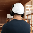 Casco de seguridad tipo cachucha con orejeras montables