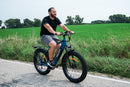Bicicleta eléctrica con neumáticos gruesos