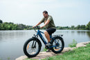 Bicicleta eléctrica con neumáticos gruesos