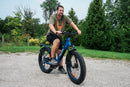 Bicicleta eléctrica con neumáticos gruesos
